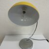 Vintage Tischlampe mit gelbem Metallschirm modern
