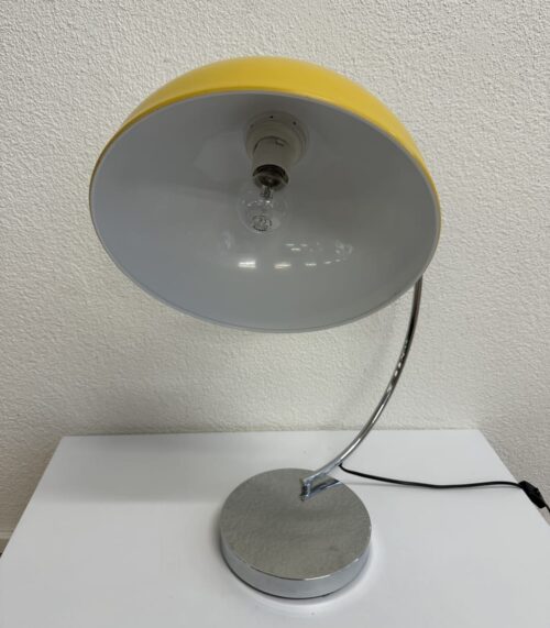 Vintage Tischlampe mit gelbem Metallschirm modern