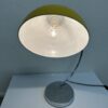 Vintage Tischlampe mit gelbem Metallschirm modern