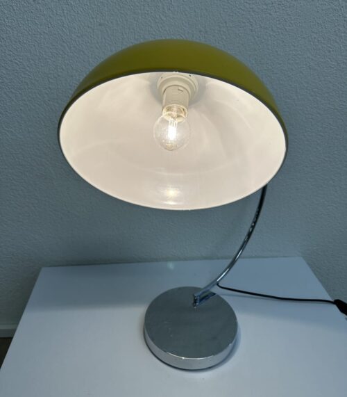 Vintage Tischlampe mit gelbem Metallschirm modern