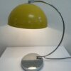 Vintage Tischlampe mit gelbem Metallschirm modern