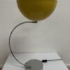 Vintage Tischlampe mit gelbem Metallschirm modern