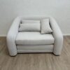 Moderner Sessel in Hellbeige mit drei Kissen