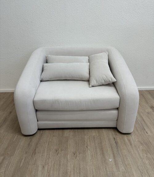Moderner Sessel in Hellbeige mit drei Kissen