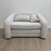Moderner Sessel in Hellbeige mit drei Kissen