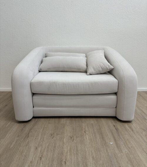 Moderner Sessel in Hellbeige mit drei Kissen