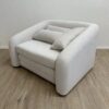 Moderner Sessel in Hellbeige mit drei Kissen