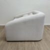 Moderner Sessel in Hellbeige mit drei Kissen