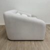 Moderner Sessel in Hellbeige mit drei Kissen