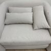 Moderner Sessel in Hellbeige mit drei Kissen