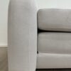 Moderner Sessel in Hellbeige mit drei Kissen