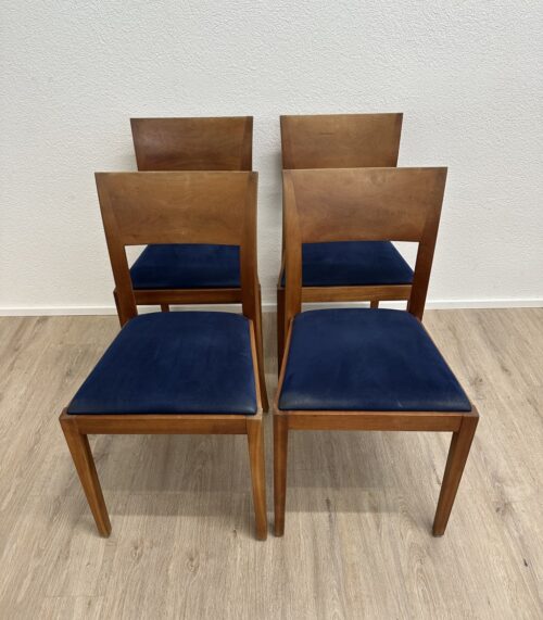 Moderner Esszimmerstuhl mit blau gepolsterter Sitzfläche