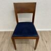 Moderner Esszimmerstuhl mit blau gepolsterter Sitzfläche