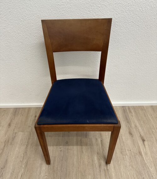 Moderner Esszimmerstuhl mit blau gepolsterter Sitzfläche
