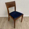 Moderner Esszimmerstuhl mit blau gepolsterter Sitzfläche