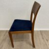 Moderner Esszimmerstuhl mit blau gepolsterter Sitzfläche