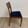 Moderner Esszimmerstuhl mit blau gepolsterter Sitzfläche