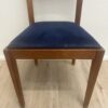 Moderner Esszimmerstuhl mit blau gepolsterter Sitzfläche