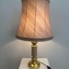 Vintage Tischlampe mit goldenem Fuss und Textilschirm