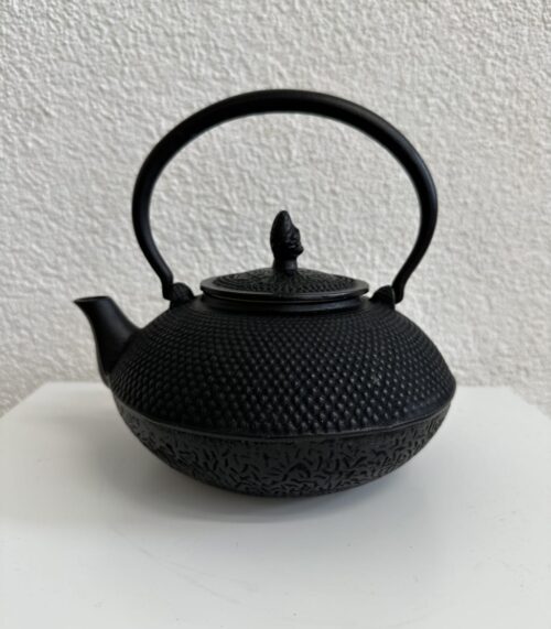 Vintage gusseiserne Teekanne mit Rautenstruktur schwarz
