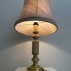 Vintage Tischlampe mit goldenem Fuss und Textilschirm