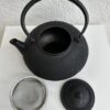 Vintage gusseiserne Teekanne mit Rautenstruktur schwarz