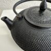 Vintage gusseiserne Teekanne mit Rautenstruktur schwarz