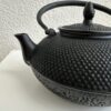 Vintage gusseiserne Teekanne mit Rautenstruktur schwarz