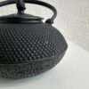 Vintage gusseiserne Teekanne mit Rautenstruktur schwarz