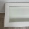 Moderne Couchkonsole mit Glasoberfläche in Weiss