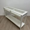 Moderne Couchkonsole mit Glasoberfläche in Weiss
