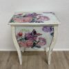 Vintage Nachttisch mit floralen Motiven und 2 Schubladen