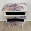 Vintage Nachttisch mit floralen Motiven und 2 Schubladen