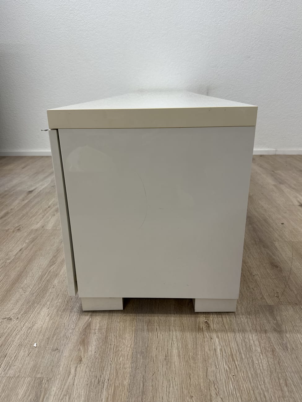TV-Lowboard weiss mit Türen und Schublade modern