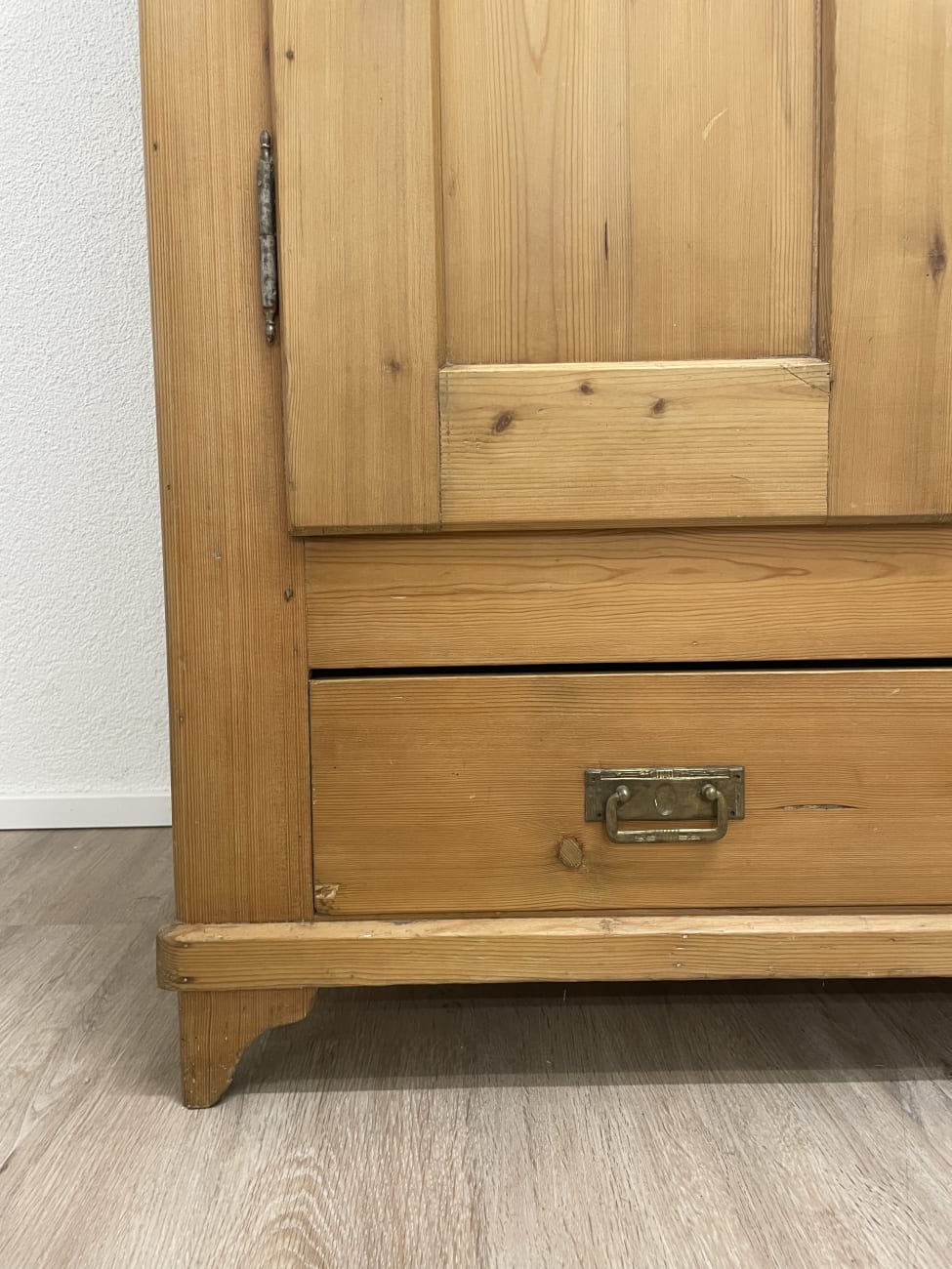 Vintage Kleiderschrank aus hellem Holz mit Schublade