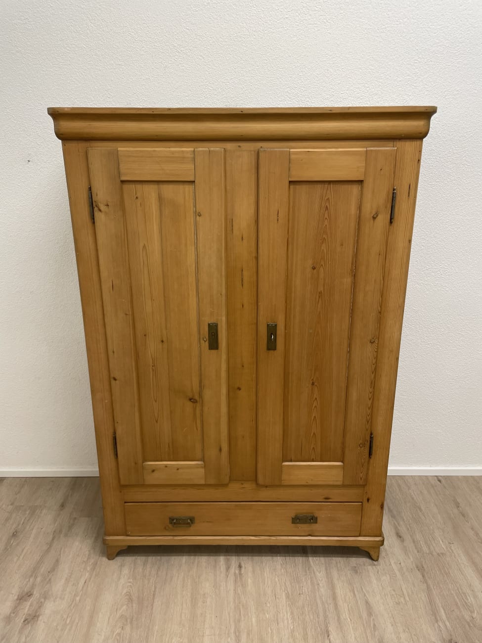 Vintage Kleiderschrank aus hellem Holz mit Schublade