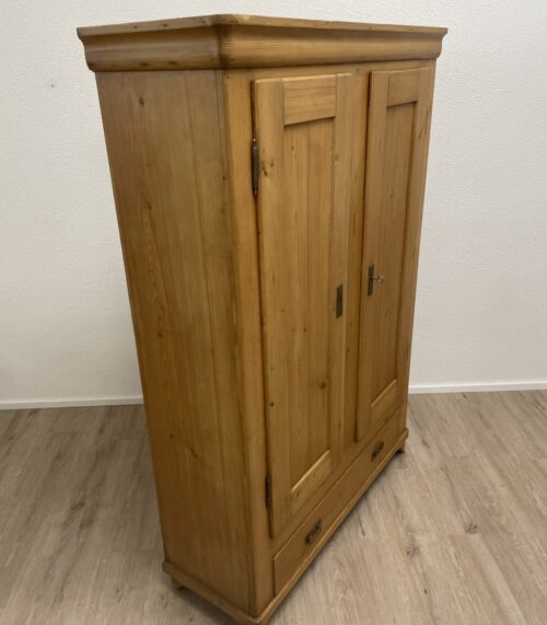 Vintage Kleiderschrank aus hellem Holz mit Schublade