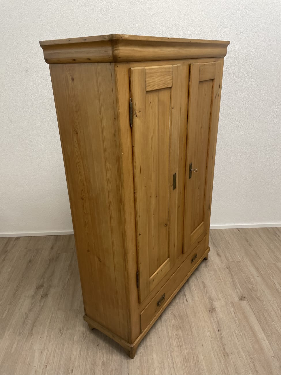 Vintage Kleiderschrank aus hellem Holz mit Schublade