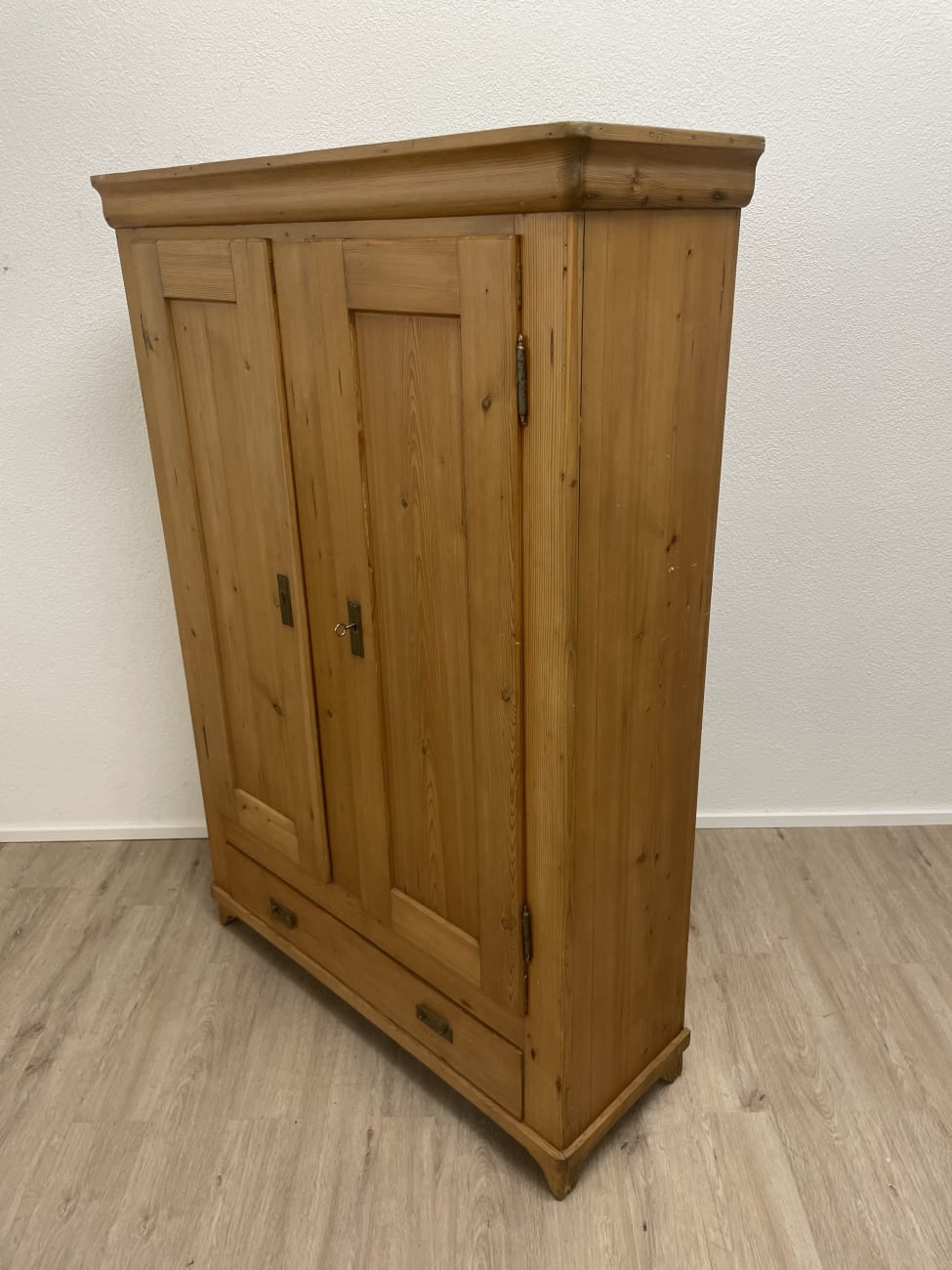 Vintage Kleiderschrank aus hellem Holz mit Schublade