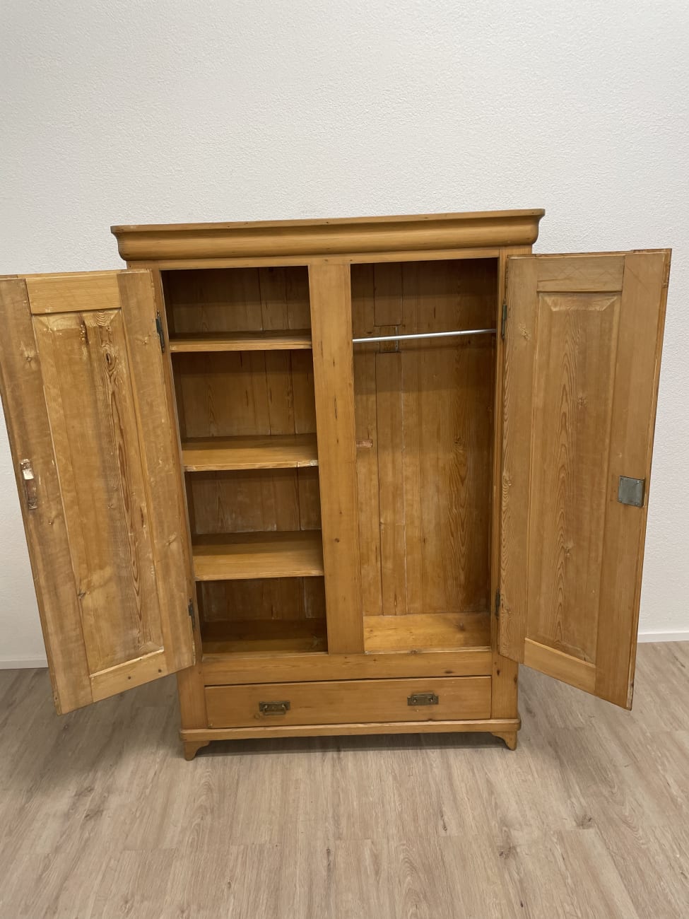 Vintage Kleiderschrank aus hellem Holz mit Schublade