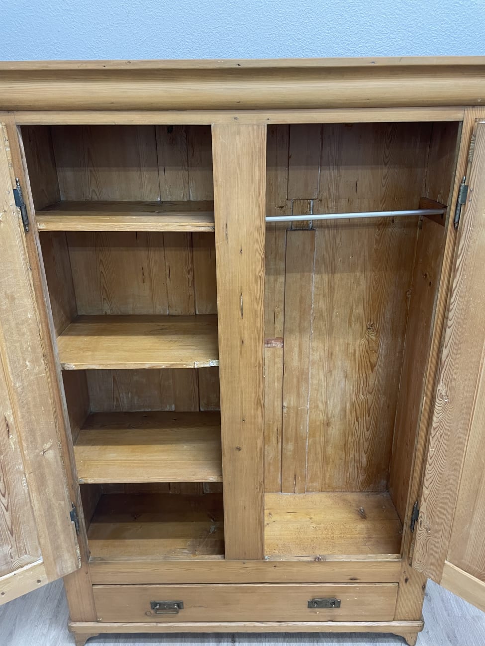 Vintage Kleiderschrank aus hellem Holz mit Schublade