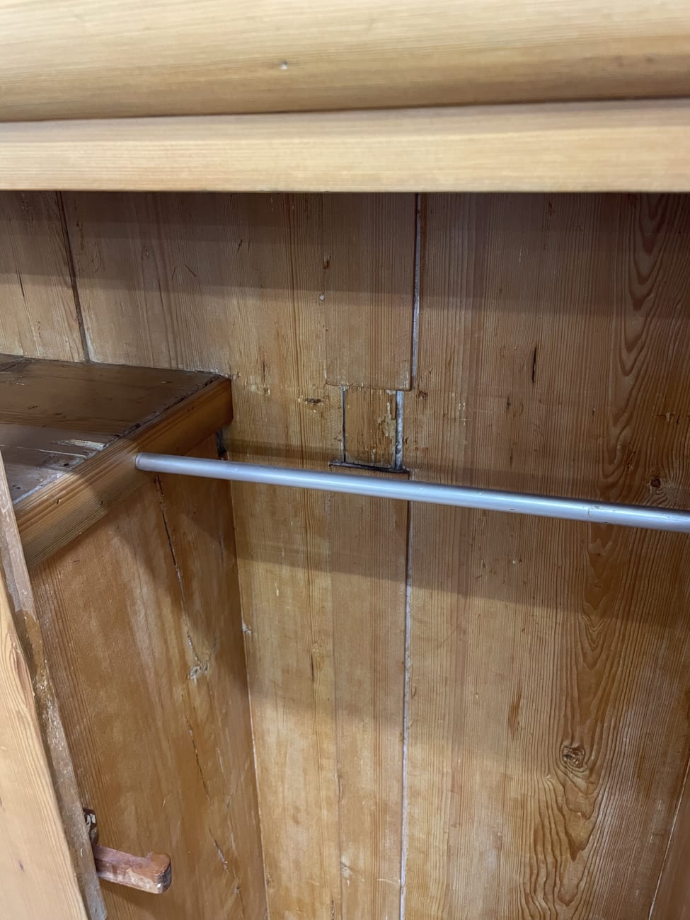 Vintage Kleiderschrank aus hellem Holz mit Schublade
