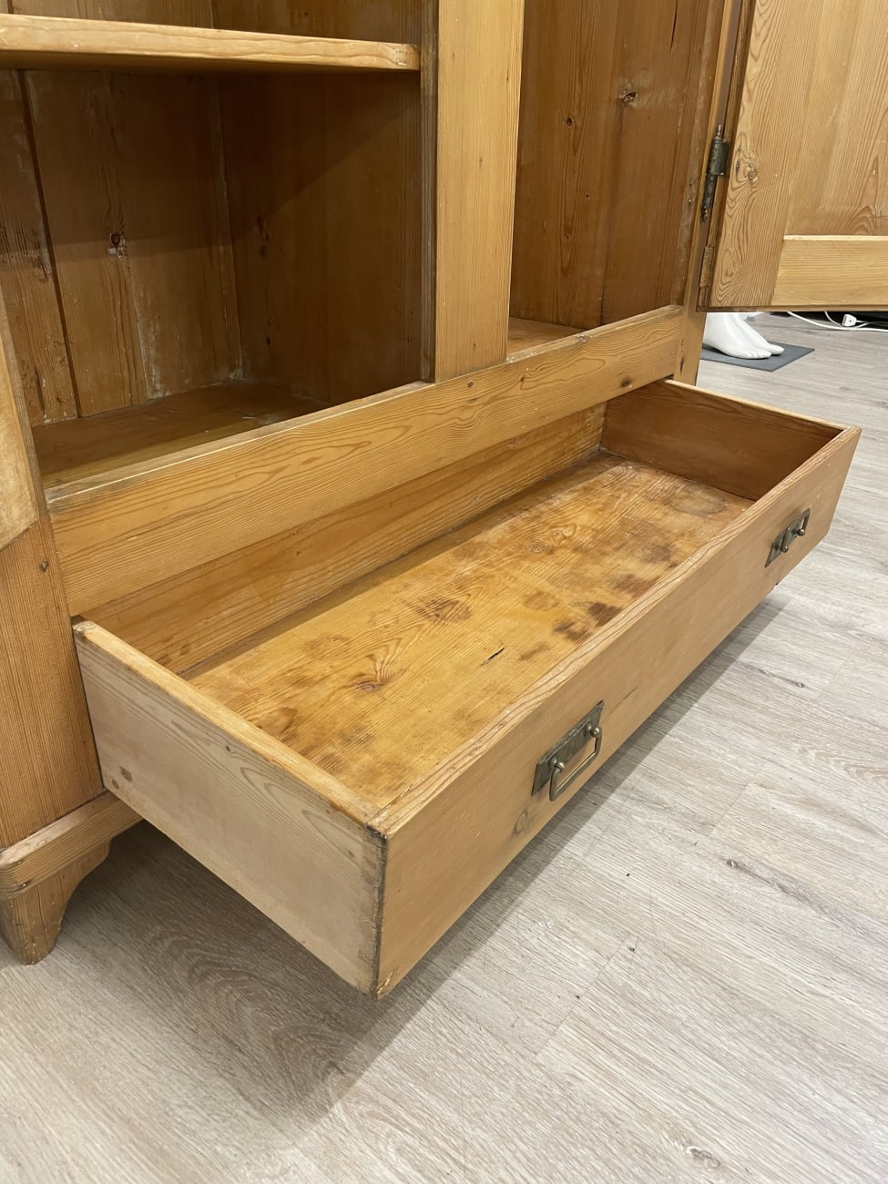 Vintage Kleiderschrank aus hellem Holz mit Schublade
