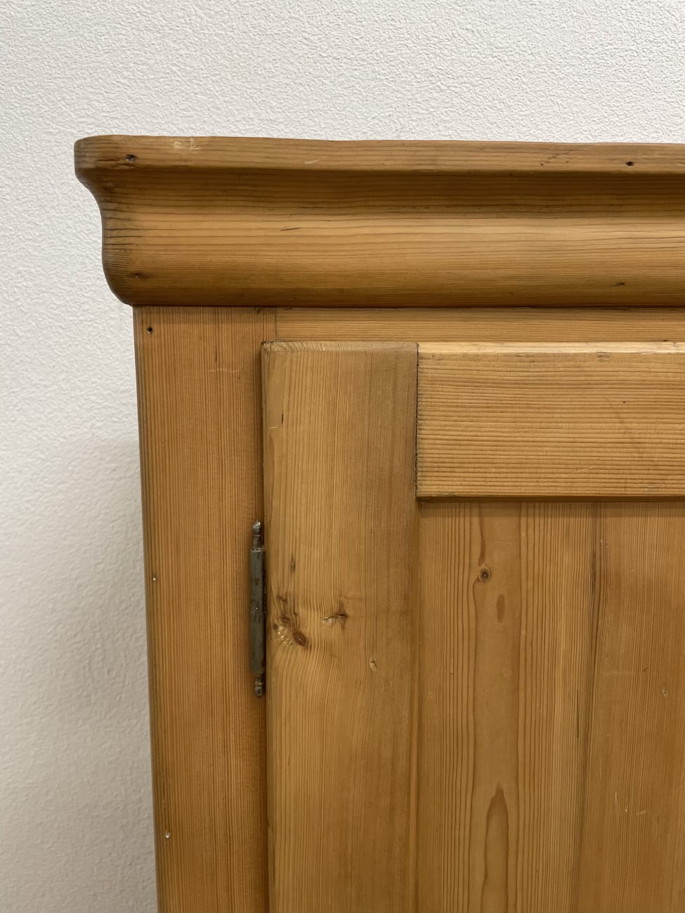 Vintage Kleiderschrank aus hellem Holz mit Schublade