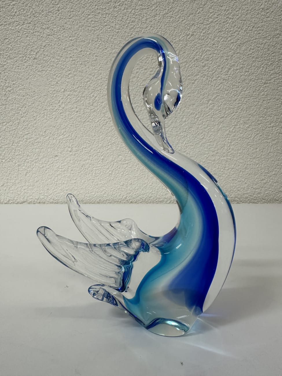 Vintage Glas Schwanfigur mit blau-türkisem Farbverlauf