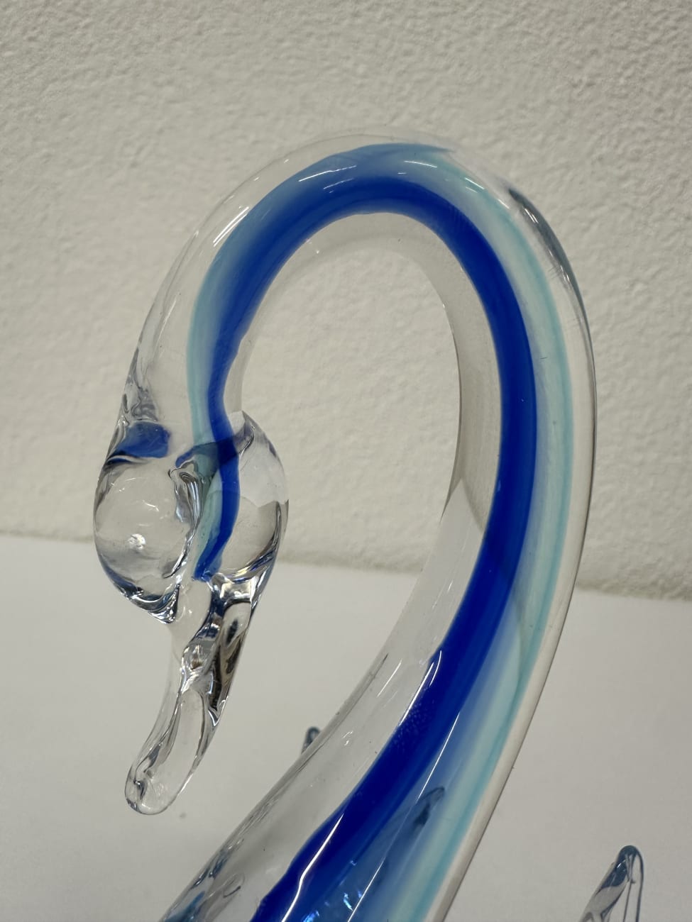 Vintage Glas Schwanfigur mit blau-türkisem Farbverlauf