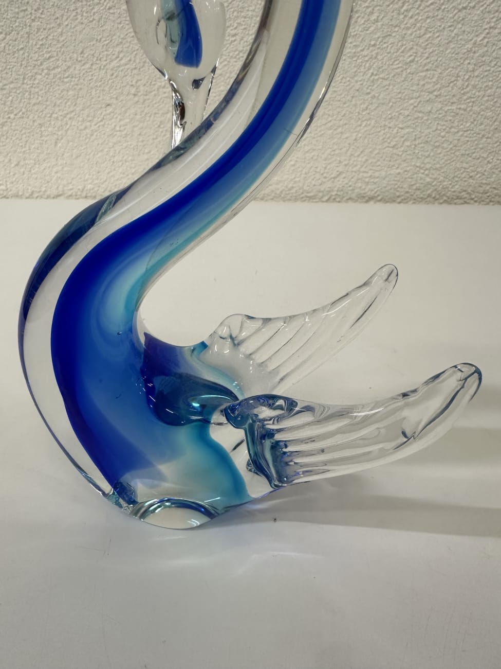Vintage Glas Schwanfigur mit blau-türkisem Farbverlauf