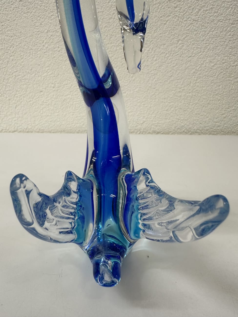 Vintage Glas Schwanfigur mit blau-türkisem Farbverlauf