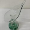Glasvase mit geschwungener Form in Grüntönen