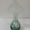 Glasvase mit geschwungener Form in Grüntönen